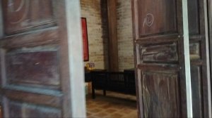 И ещё одна в зелёном платье!