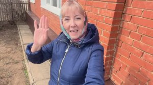 Клубнику от листвы очистила//курники испекла// не тот возраст , чтобы лицо малевать//