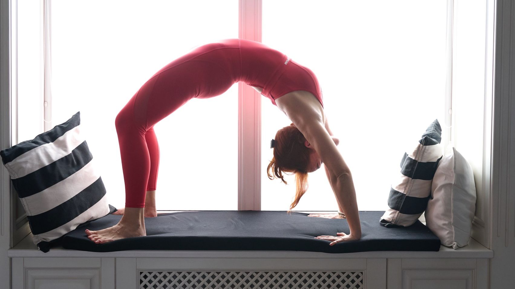 Хатха йога для начинающих. Тренировка онлайн. Растяжка на шпагат и мостик за 1 месяц!