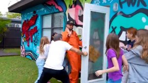 Настя с друзьями пытаются подружиться с соседом [get.gt]