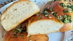 Булочки - пампушки с чесноком и зеленью. Тесто дрожжевое, постное, очень пышное, воздушное.