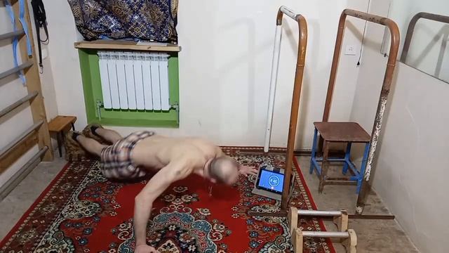 Отжимания.Треним грудь вместе.Не вздумай слиться!