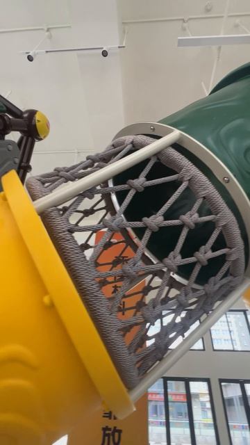 Понравится ли детям эта игровая площадка в помещении? Лазать, ползать и кататься с горки целый день!