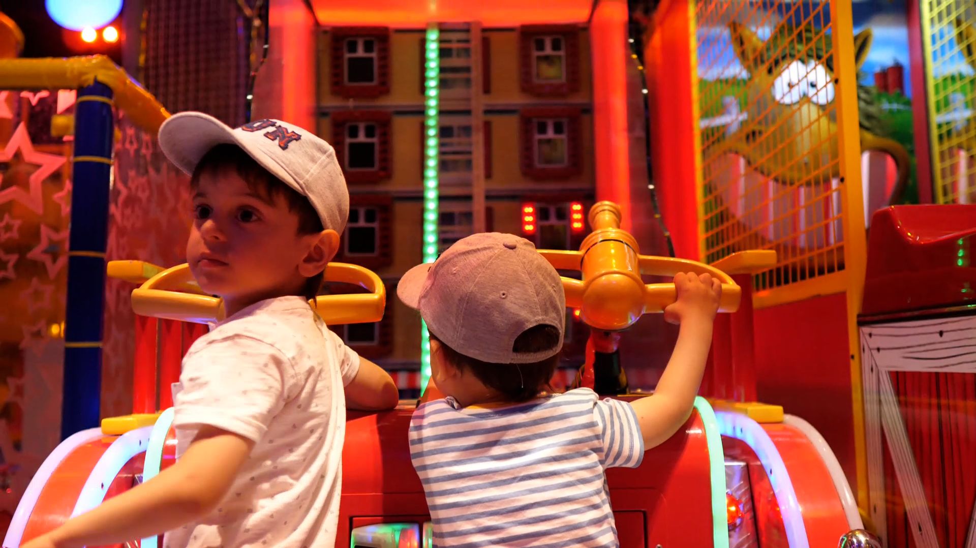 Эрик и Марк играют на детской площадке, часть 8