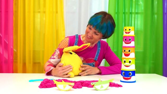 Играем с семьёй акул! Поём песенку строим пирамидку из стаканчиков и ищем пропавшего акулёнка