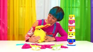 Играем с семьёй акул! Поём песенку, строим пирамидку из стаканчиков и ищем пропавшего акулёнка