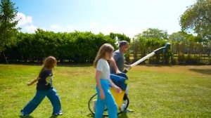 Настя и папа борются с мусором [get.gt]