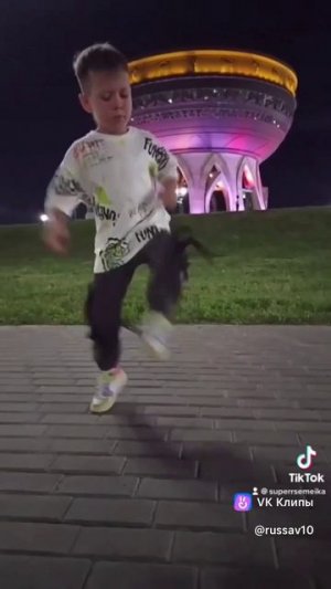 Руслан Савельев - 8 лет, танцую шаффл. Казань. # дети # танцуют # шаффл # движ # улица # лето #