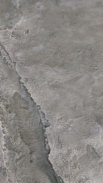 Скала из Артбетона в интерьере спальни.