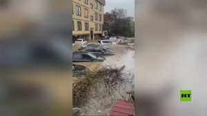 روسيا.. سيارات عائمة في شوارع محج قلعة جراء فيضانات عارمة