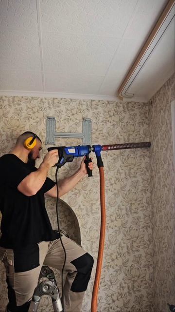 отверстие без пыли и грязи под трассу кондиционера #монтажкондиционера #нск