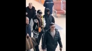 Киркоров курит в здании барнаульского аэропорта