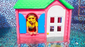 Влад и Никита играют с игрушечными домиками - Видео для детей