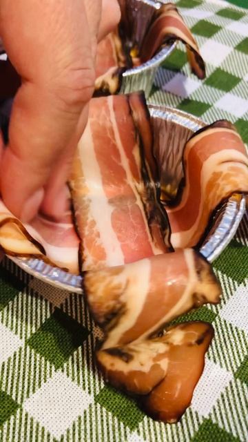 Вкусный завтрак! Запеченные яйца с беконом и сыром