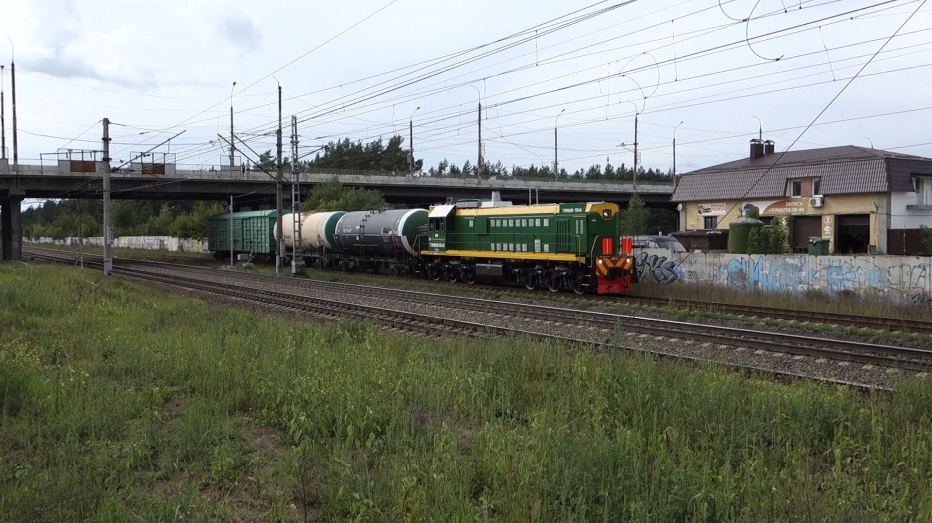 Тепловоз ТЭМ18ДМ-3546 с грузовым поездом на перегоне Жолнино - Джержинск