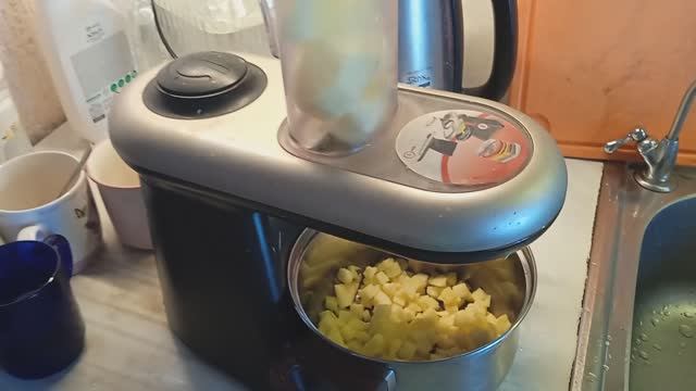 Измельчитель электрический Moulinex нарезает яблоки