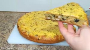 Пирог-пицца с курицей на сковороде.