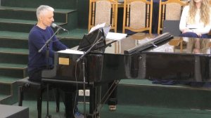 "А Бог нас любит ".-Стебеньков А.