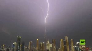 الأمطار الغزيرة تتسبب بفيضانات في دبي