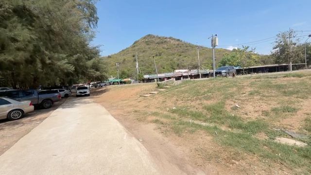 Приехали на пляж танцующей девушки. Тайская еда в местном кафе