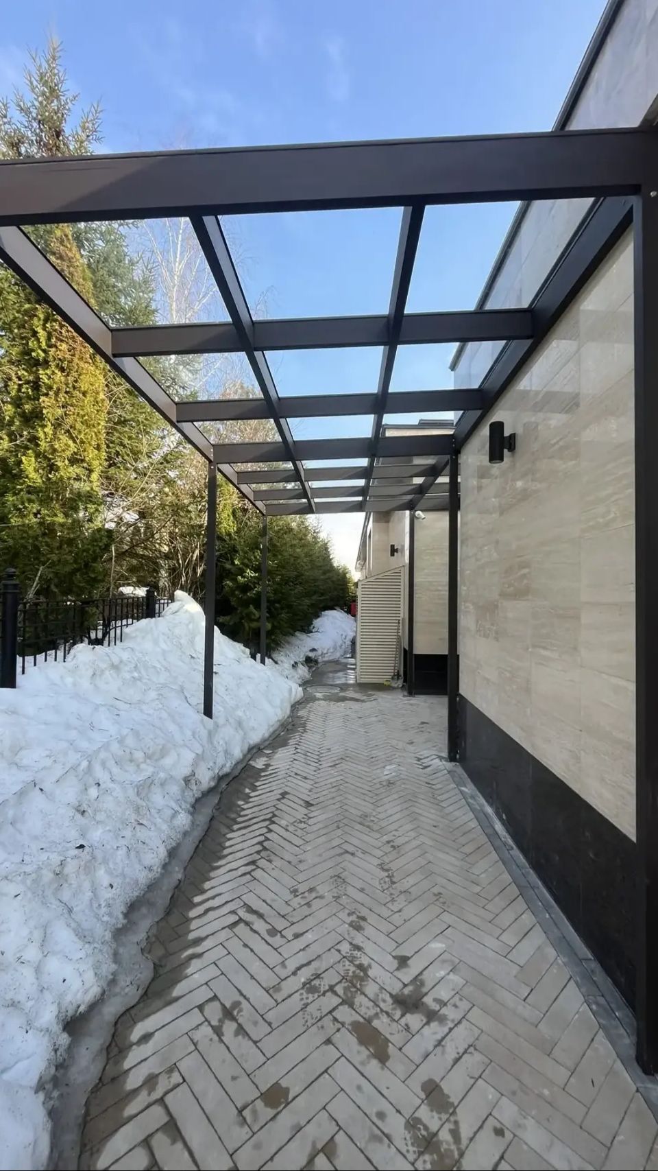 Алюминиевый навес со стеклом: стильно, надёжно, современно