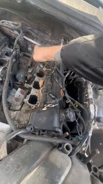 где находится датчик коленвала Cadillac SRX STS