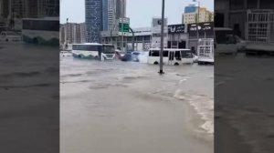 💧 Аномальные ливни вызвали наводнение в Дубае.