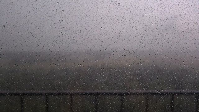 Капли на стекле, дождь, молнии