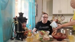 МУЖ ПОСТЕЛИЛ ЛИНОЛЕУМ И КОВРОЛИН....