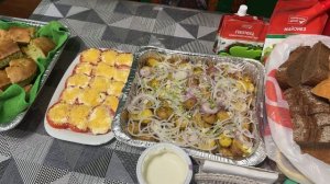 Пироги с мясом, салатики, компотик!