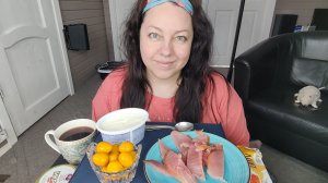 Мукбанг Тунец, копченые перепелиные яйца, творожный сыр, хлебцы, кофе.