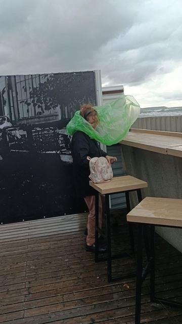 Не каждая буря приходит, чтобы сломать вашу жизнь. 
Некоторые приходят, чтобы расчистить ваш путь.