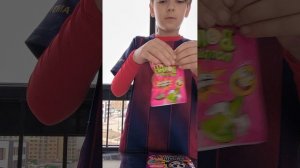 и карточки и вкусняшки (игра в карты не влезла)