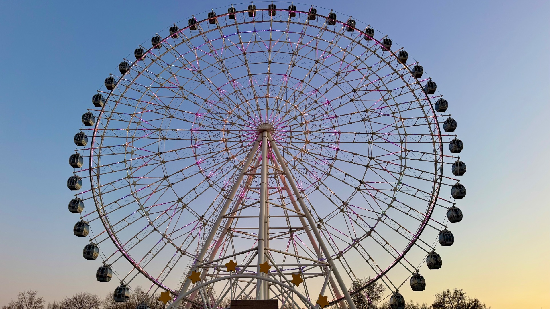 Колесо обозрения в парке «Навруз» в Ташкенте