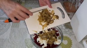 Моё меню на 2 дня. Желудочки в сырном соусе с рисом. Свекольный салат.