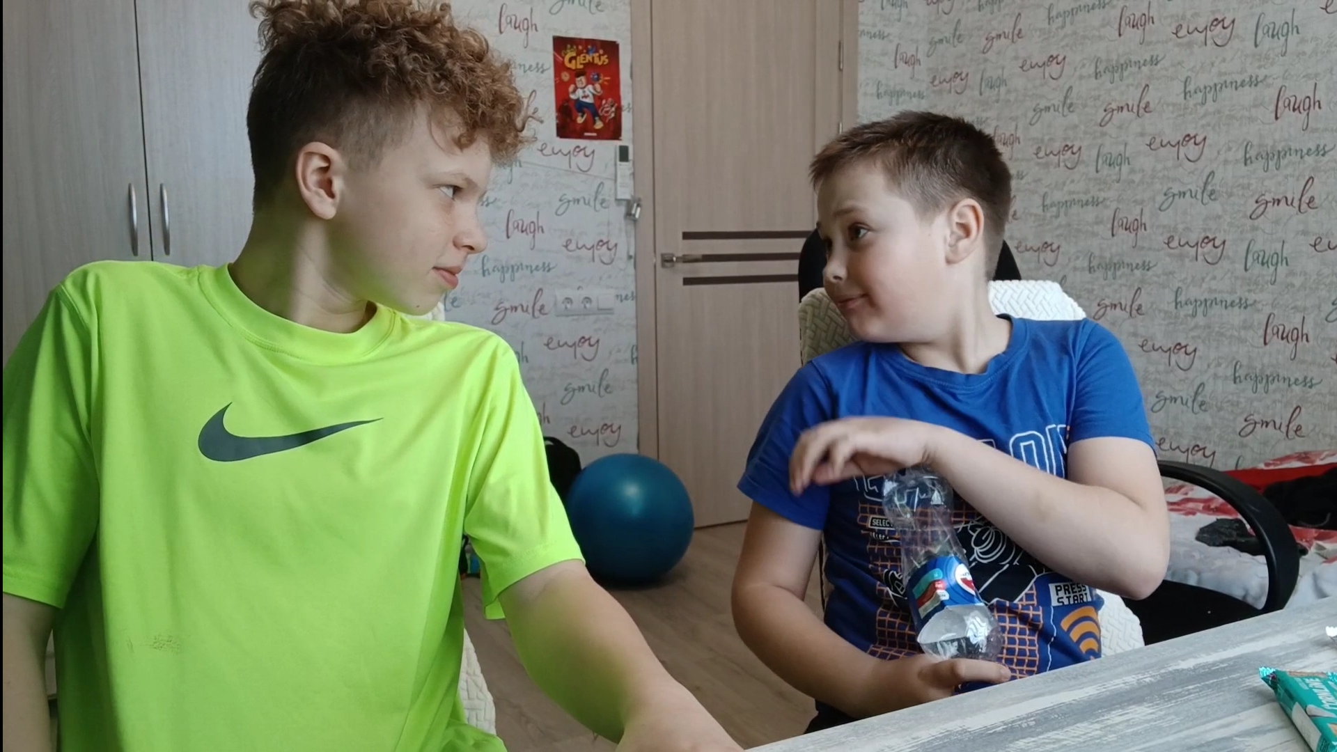 купили самую дешёвую еду и пробуем её. потратили???рублей. смотрите до конца!