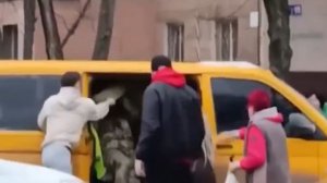 Жители Харькова накинулись на микроавтобус ТЦК и выломали дверь, чтобы спасти мобилизованного...