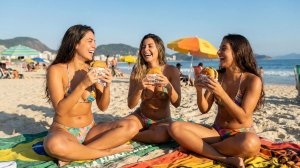 РОСКОШНОЙ КРАСОТЫ ЖЕНЩИНЫ В БИКИНИ НА ПЛЯЖЕ