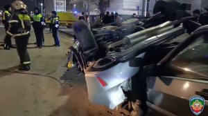 В Казани Lexus протаранил бетонное ограждение: трое погибших, восемь поврежденных машин