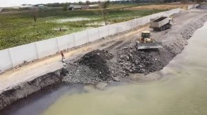 Shantui Bulldozer Repair Sink Land With 25T Dump Trucks