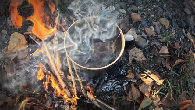 Сквозь город по заброшенному мостику...вело-бушкрафт на берегу.