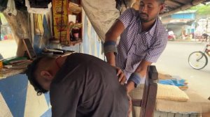 Массаж головы и шеи от уличного парикмахера   за 90 рупи (80 рублей)