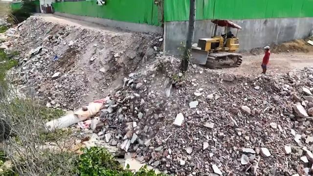 Small Bulldozer Pushing Bury Crack With 5T Dump Trucks