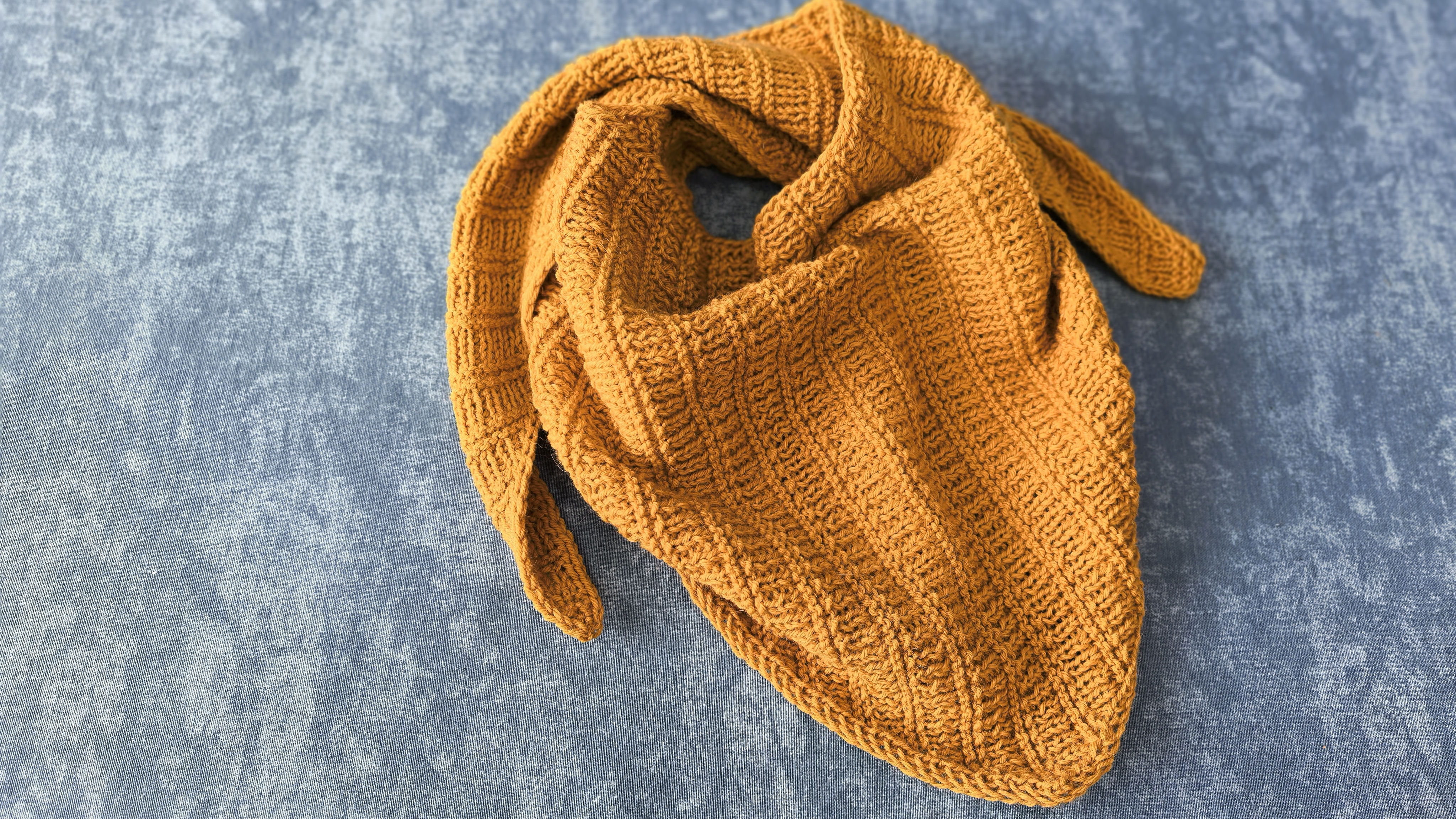 КОСЫНКА СПИЦАМИ от угла . Видеоописание. Вяжу на возраст 8 лет.