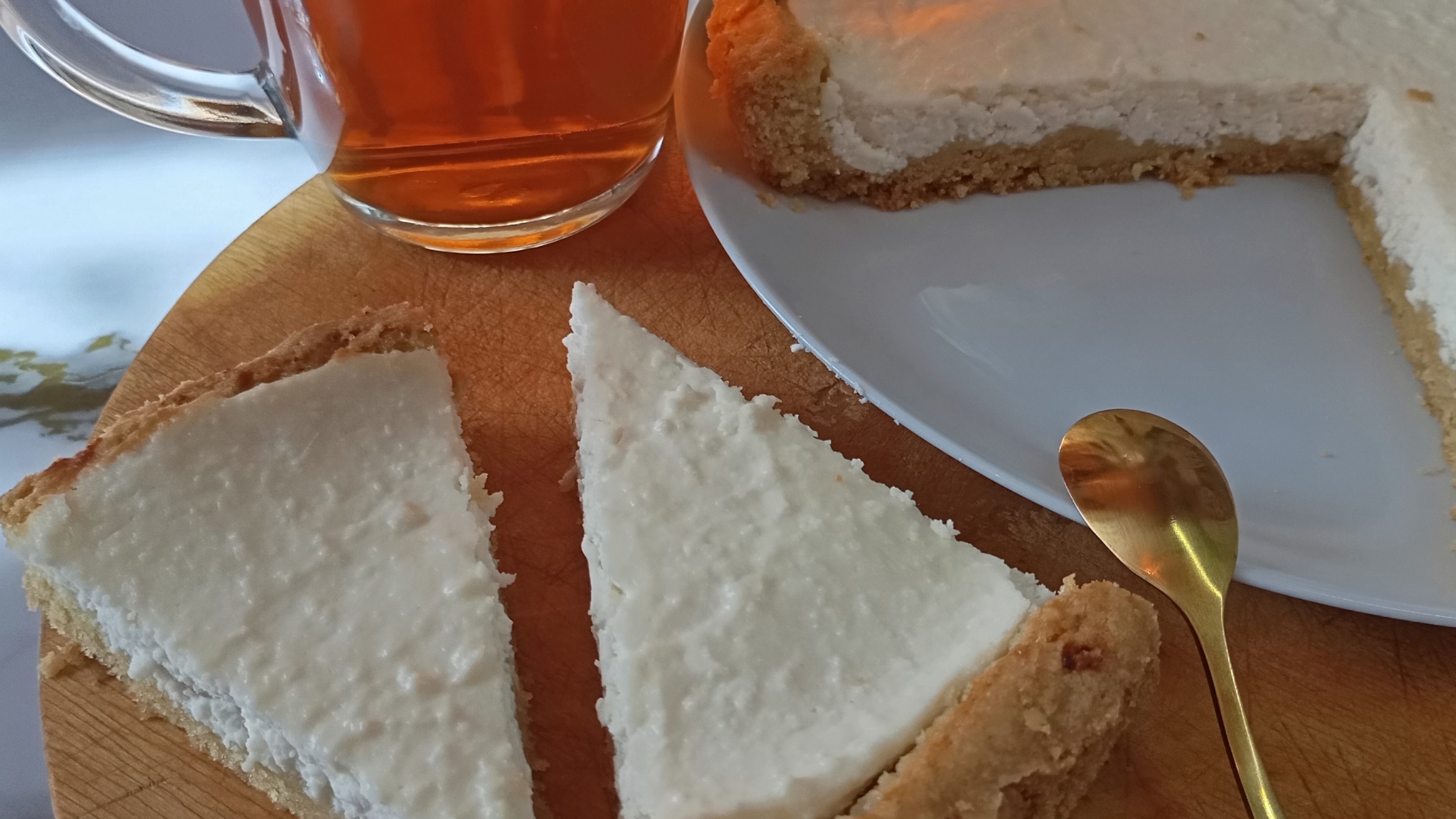 Пирог из песочного теста на маргарине с творогом.