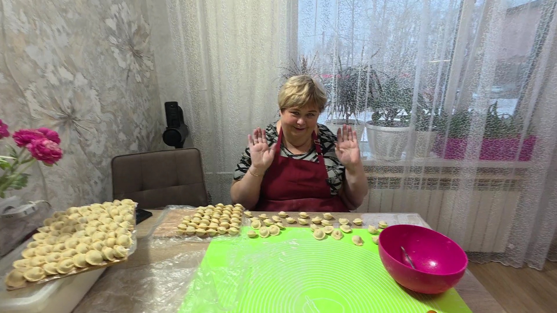Побыстрому налепили 9 килограммов  пельмешек. Новые игрушки для девчат.
