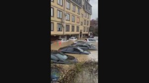 Уплывающие автомобили и затопленные улицы. Кадры наводнения в Махачкале