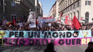 Масштабные антивоенные акции проходят по всему миру.