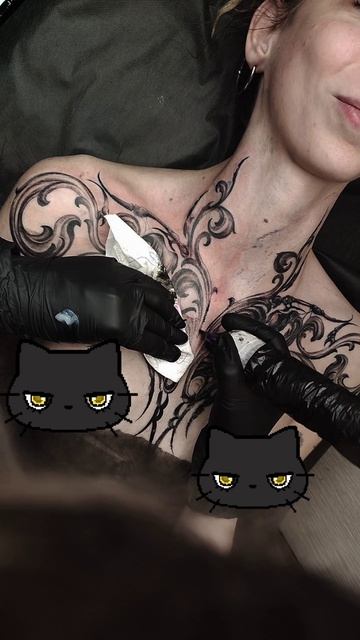 Тату на груди вензели органика