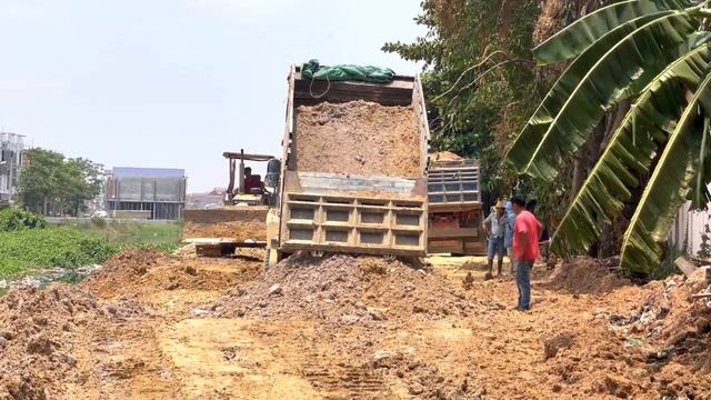 Rare Activities Dump Truck Back To Pour Soil Meet The Story incredible Landslide Wheel Side Overturn смотреть онлайн